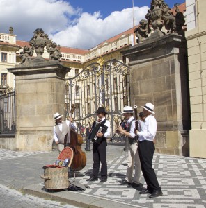 Musiciens pragois aux abords du Chateau
