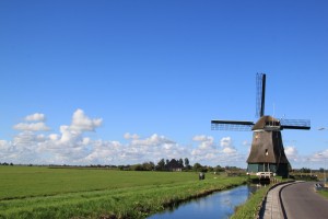 petite route secondaire entre Marken et Volendam