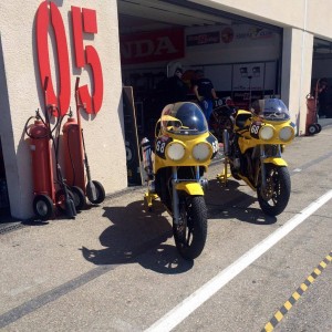 sunday ride claissc moto jaune circuit du castellet padock